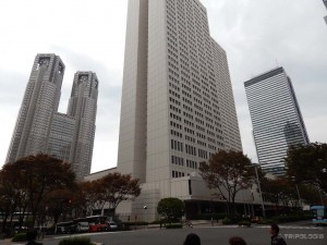 Tokyo Metropolitan Government Building, zgrada gradske uprave, skroz lijevo sa dva tornja Tokyo Metropolitan Government Building, zgrada gradske uprave, skroz lijevo sa dva tornja