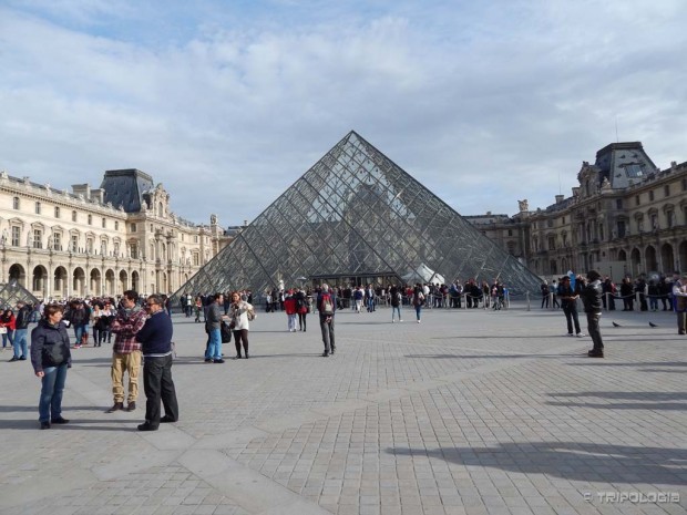 Piramida je glavni ulaz u Louvre