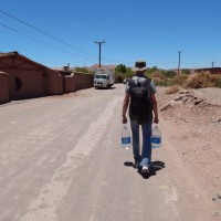 Završne pripreme za trodnevni put kroz pustinju, a voda je najvažnija