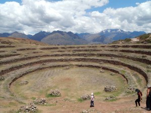 Druga, manja laboratorija i planine pokrivene snijegom u pozadini