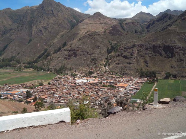 Grad Pisac, u prvom planu je novi grad, u pozadini se vide drevne terase Inka