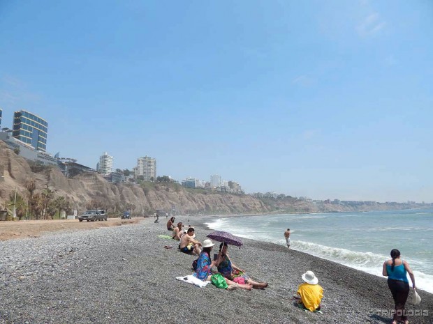 Crni vulkanski šljunak i pijesak - plaža u Mirafloresu