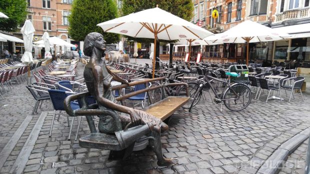 ...na sredini trga je još jedna zanimljiva gradska skulptura - De Kotmadam...