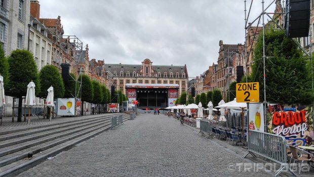 ...a na drugom kraju je spremna bina za večernju zabavu...