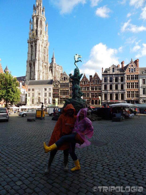 Veseli mladenci u kabanicama na sunčan dan :)