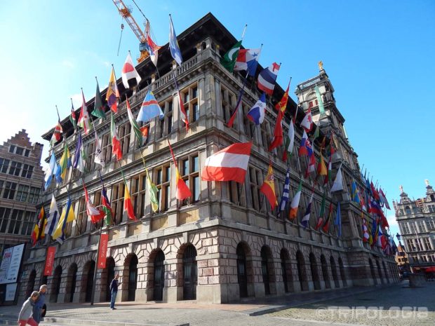 Gradska vijećnica puna je zastava sa svih strana svijeta