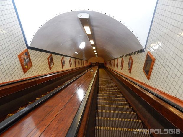 Drvene pokretne stepenice vode u tunel ispod rijeke Scheldt