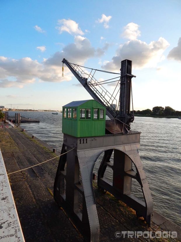 Muzejski primjerci lučkih dizalica uz rijeku Scheldt