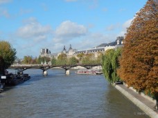 Pogled preko Sene na Louvre