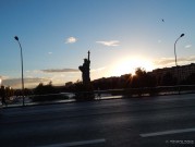 Zalazak sunca iza kipa Slobode