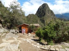 Huayna Picchu u pozadini i mjesto ulaza na uspon